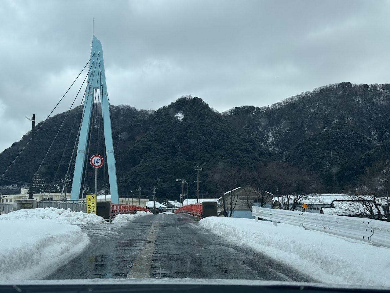 降雪時の佐津川橋前の町道