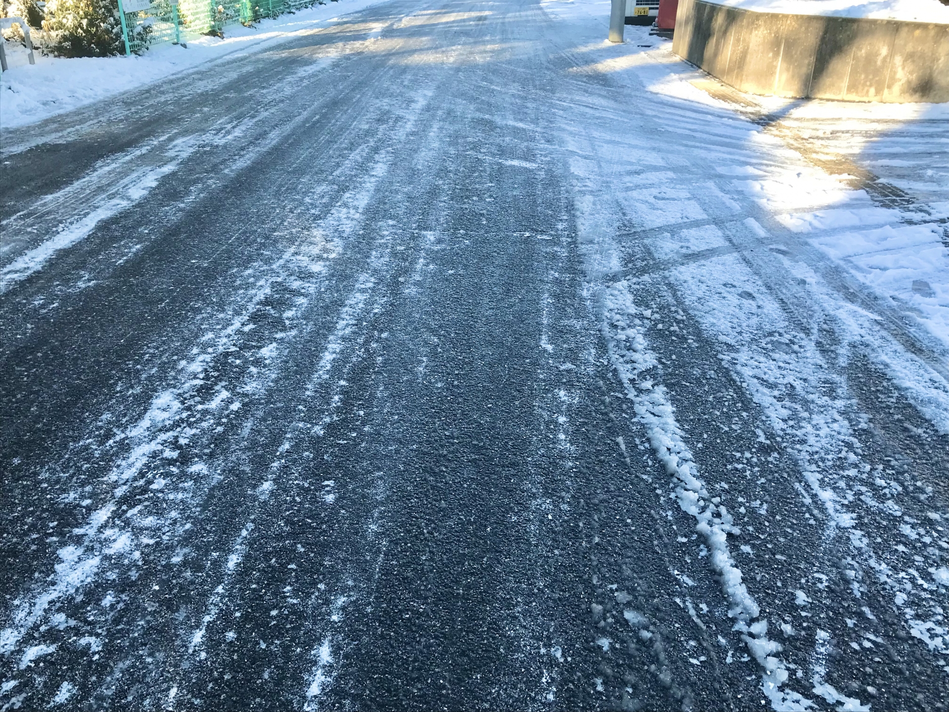 大雪の翌朝の凍結した道路