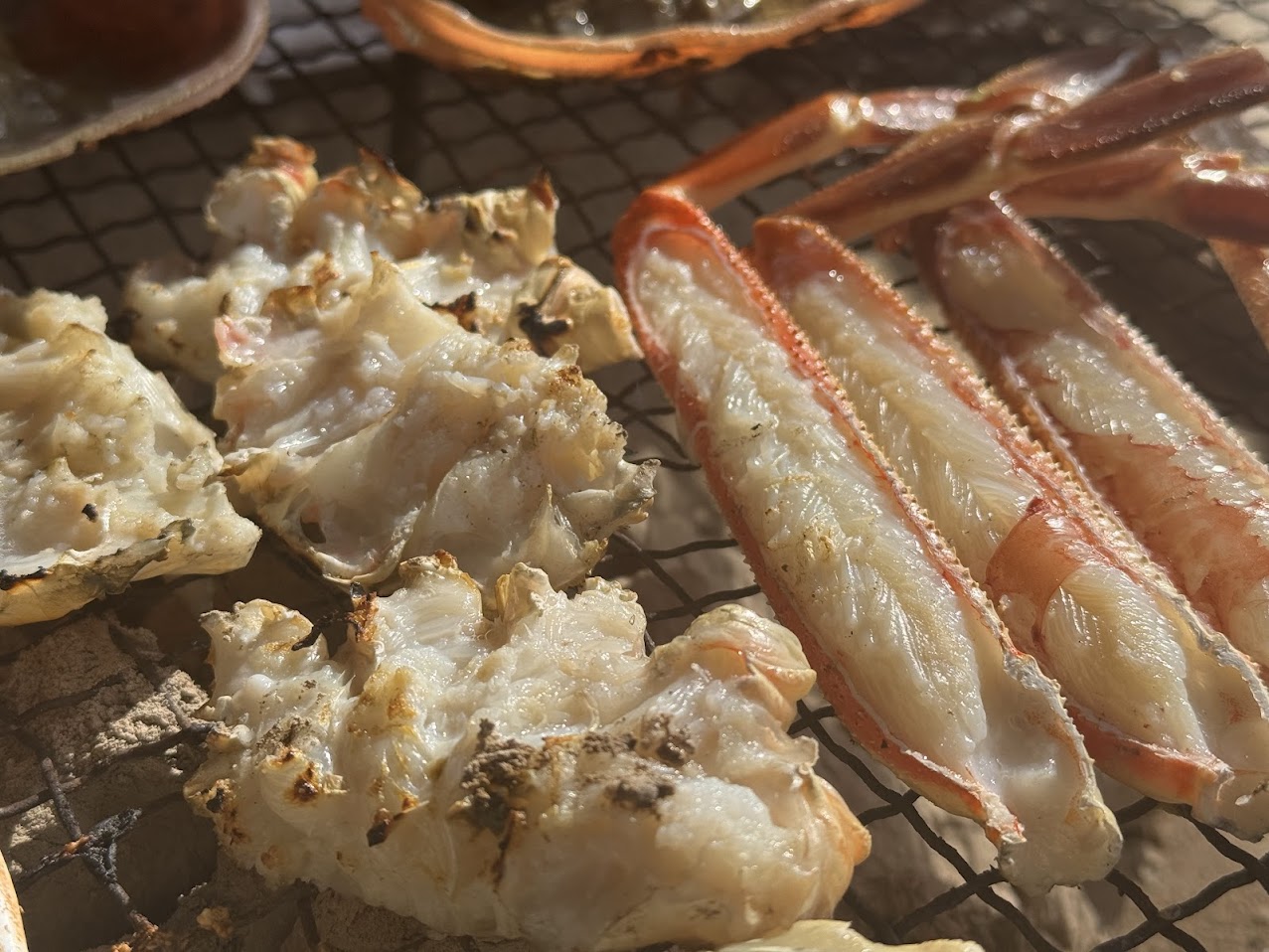 かどや名物「炭火で焼くカニ」
