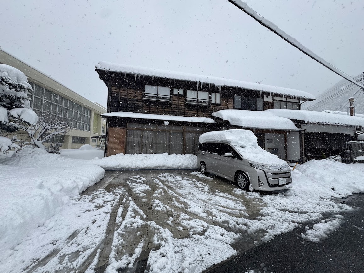 降雪中のかどや(R8.1.23.撮影)