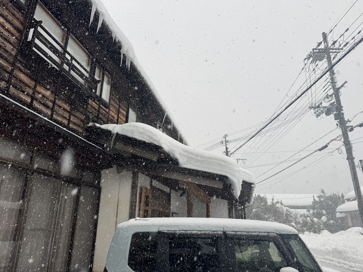 屋根にも降り積もり続けた雪(R8.1.24.撮影)