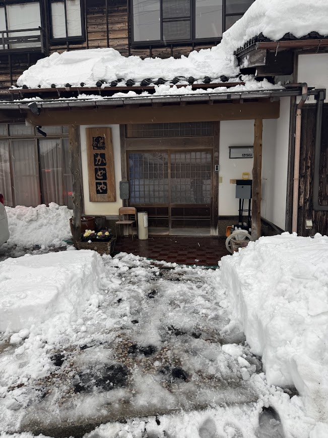 玄関屋根上の雪を除雪