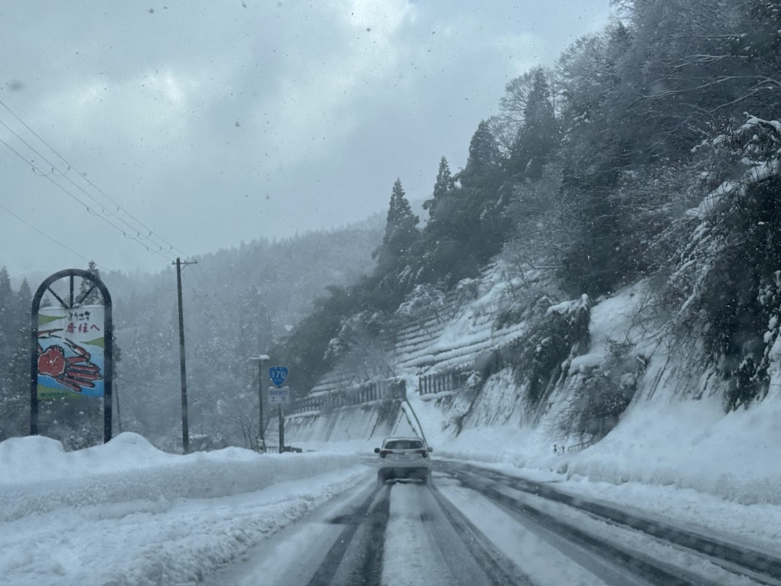 国道１７８号線、降雪中の土生峠付近