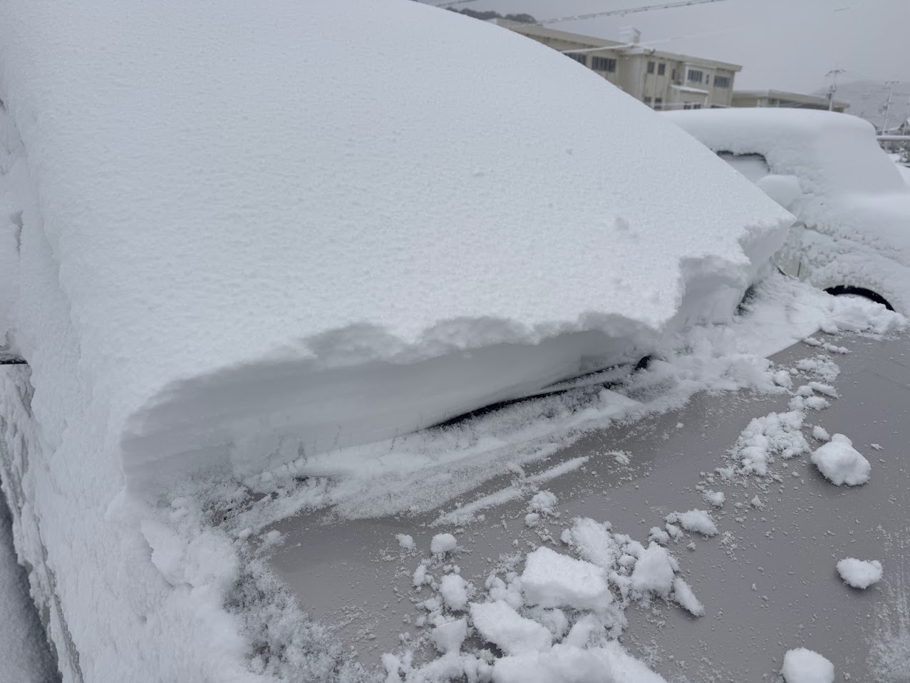 短時間で車に積もった雪