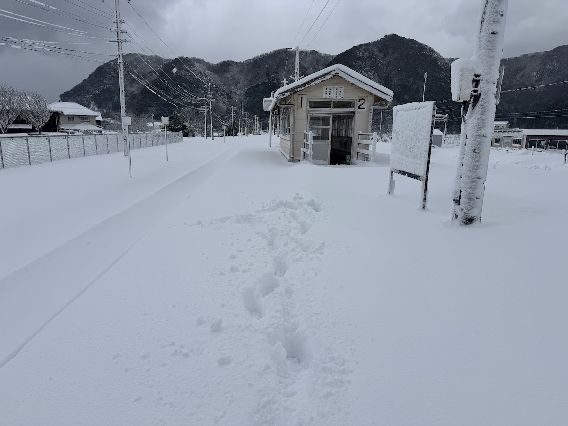 新雪積もる佐津駅ホーム