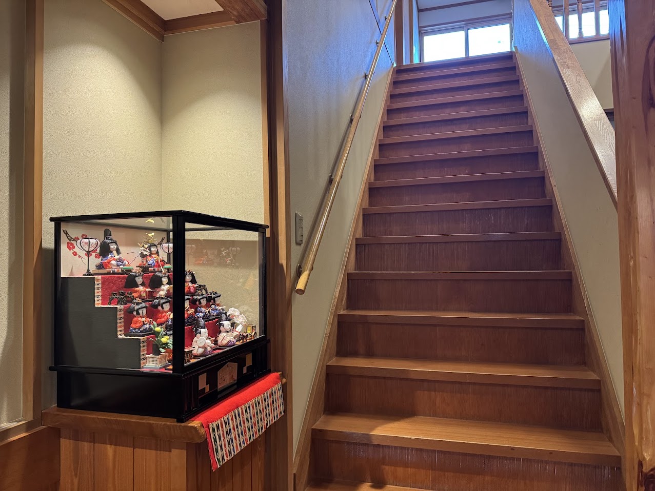 かどや階段と雛人形