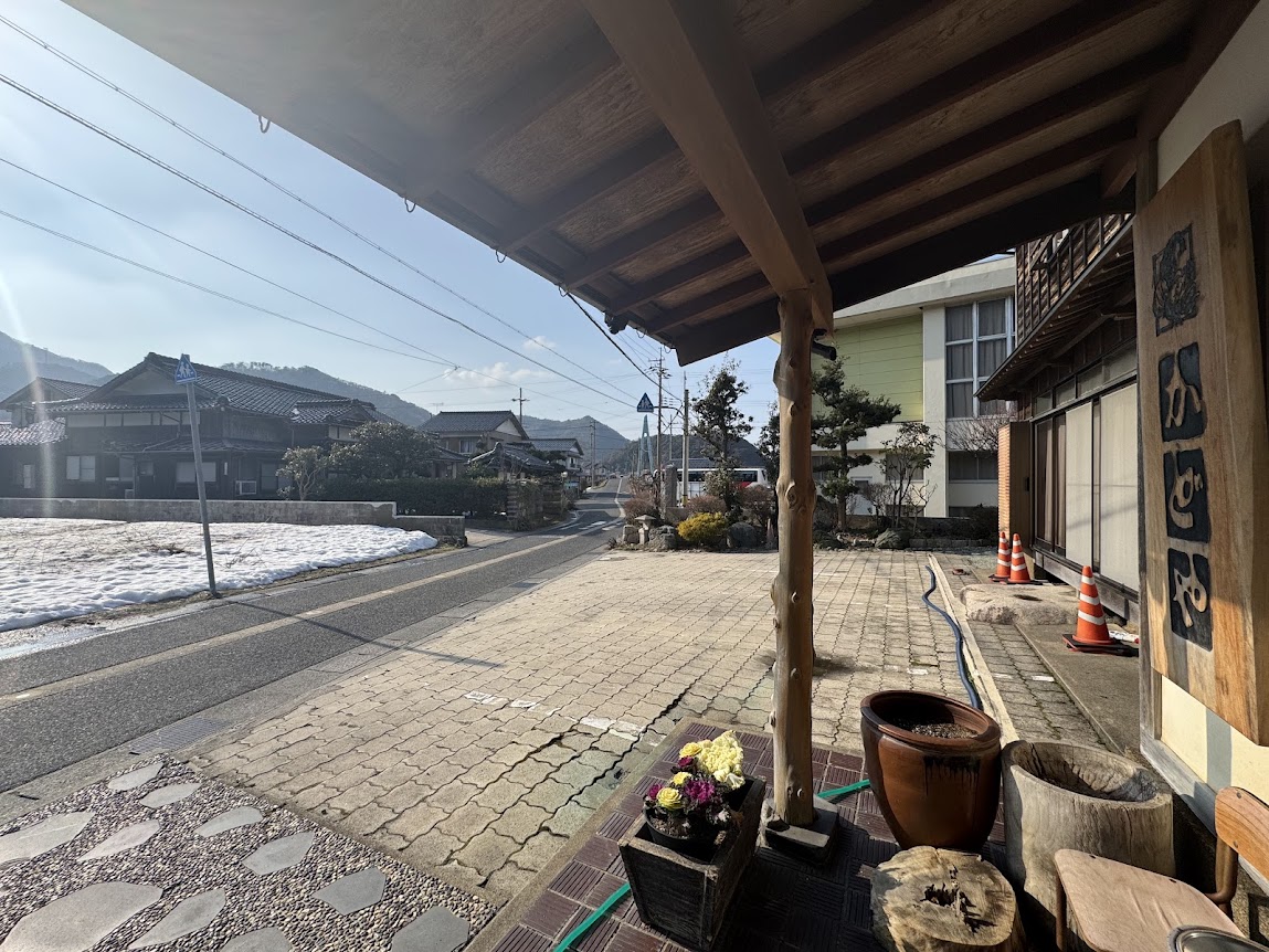 ２月中旬、良いお天気♪（R8.2.13.PM2時半ごろかどや前にて）