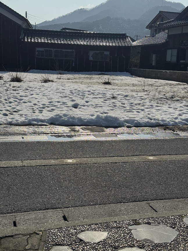 残雪のあるかどや前の空き地（R8.2.13.)