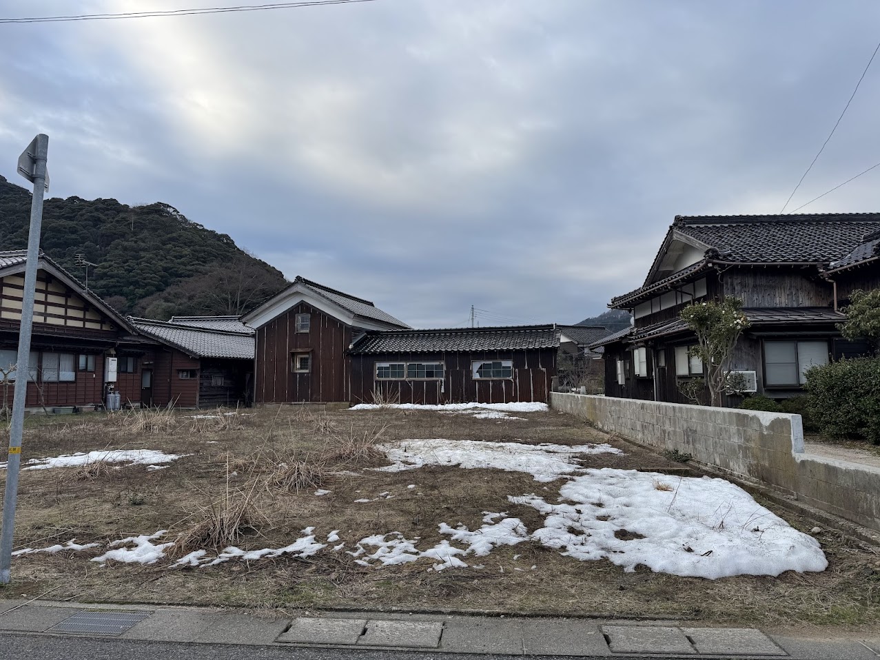 かどや前の空き地に残る雪（R8.2.15.AM)