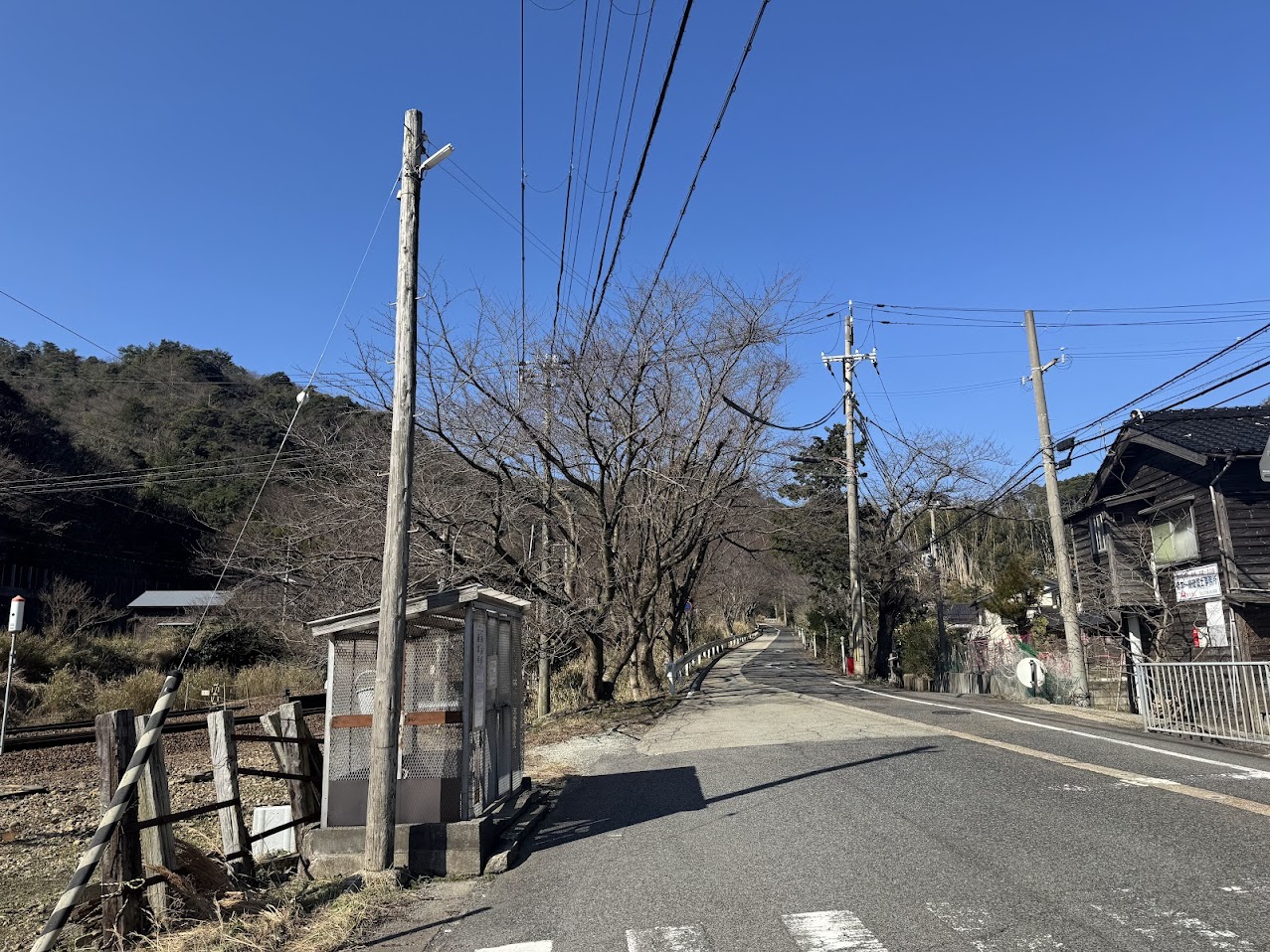 佐津駅西踏切から柴山・霞方面へ抜ける道