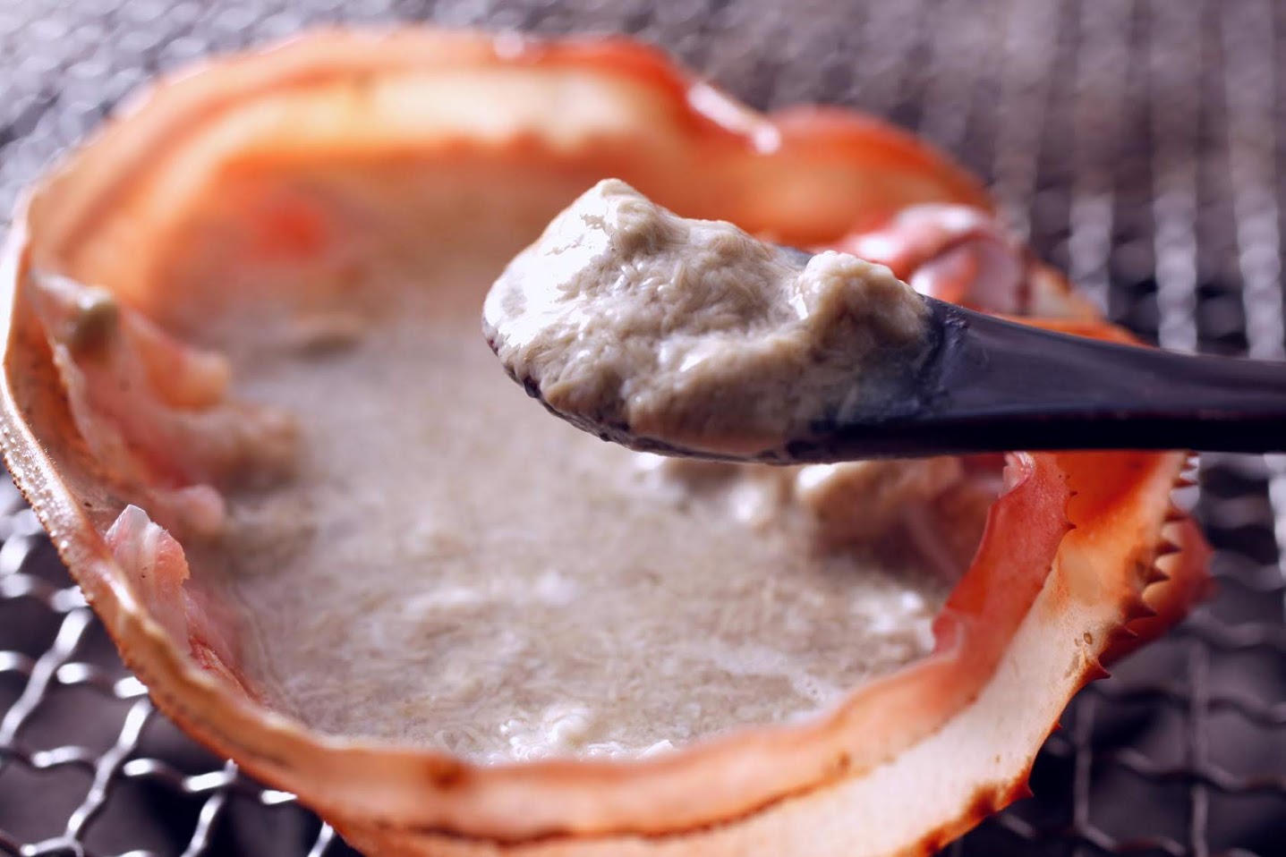 香住がにの甲羅みそ炭火焼き