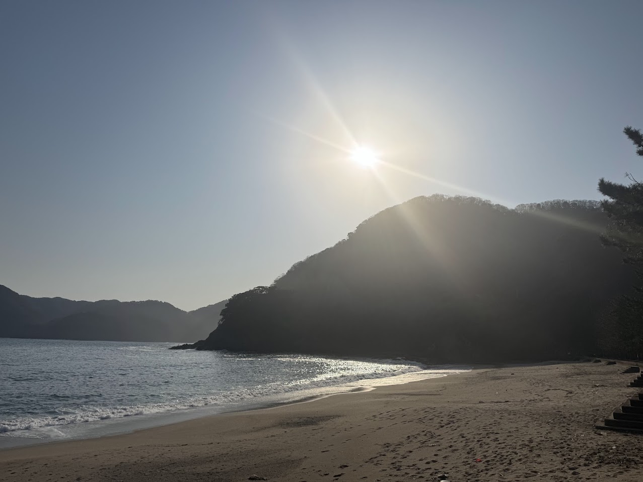 朝、東側に太陽が上る佐津海水浴場