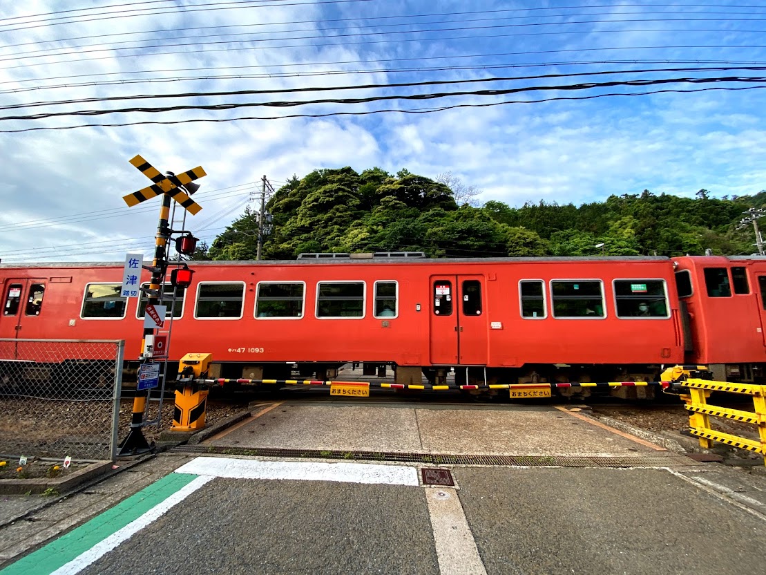 佐津駅西の踏切にて普通列車通過中