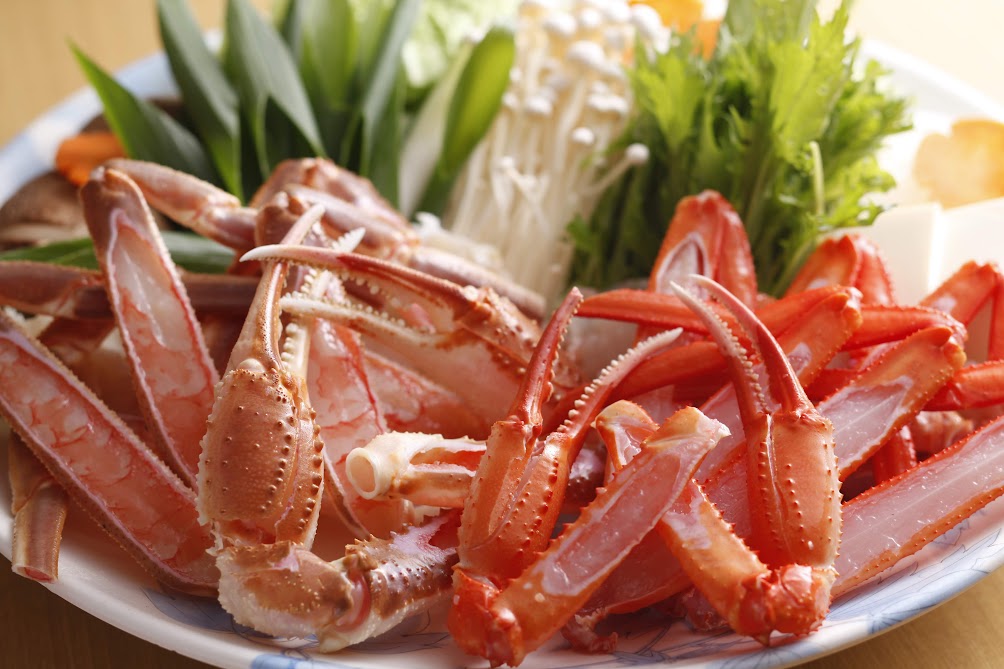 鍋用に盛り付けられた松葉ガニ（ズワイガニ）と香住ガニ（紅ズワイガニ）