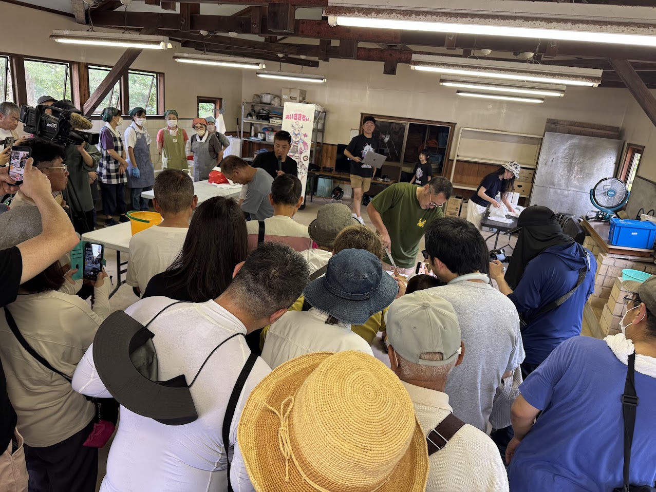 昨年度令和7年のイカまつりの様子（佐津浜にて）