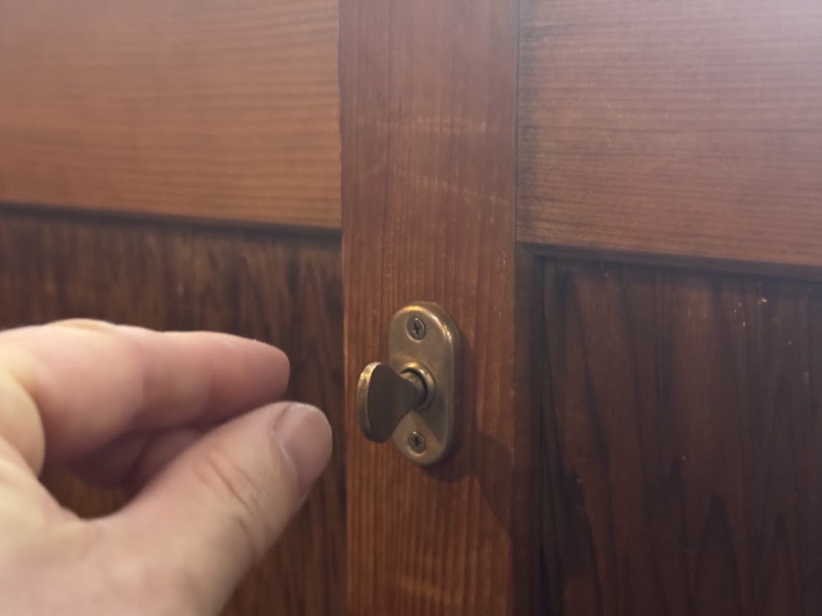 ネジ締り錠（ねじしまりじょう）