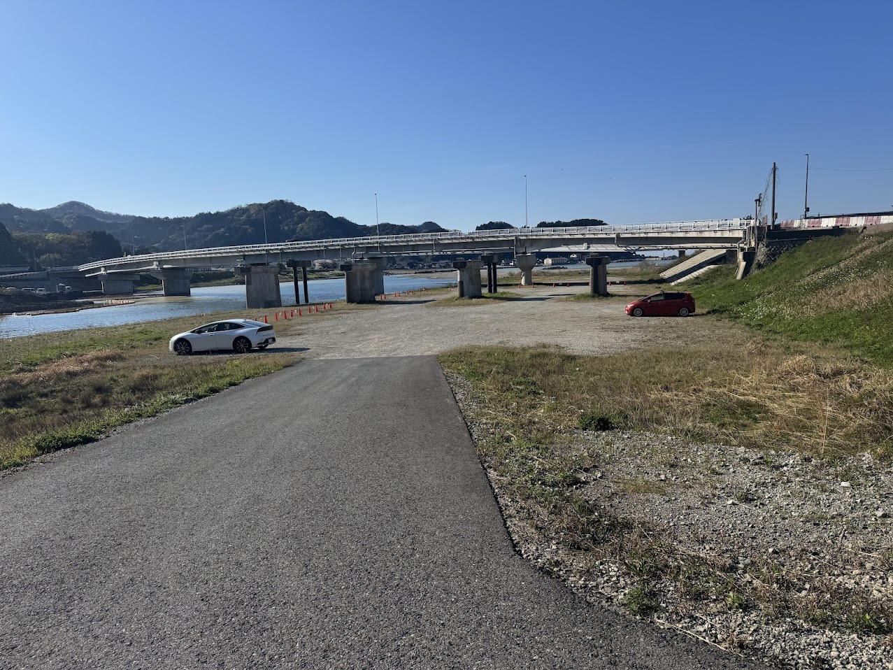 矢田川河川敷が駐車場に