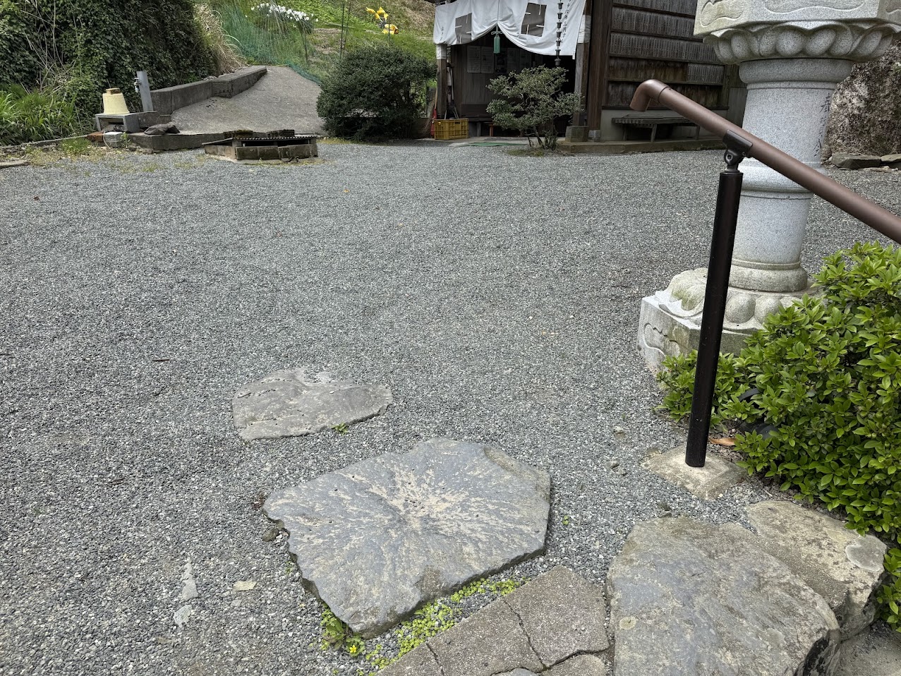 「鼻かけ地蔵」の神社では玄武岩が結構使われている