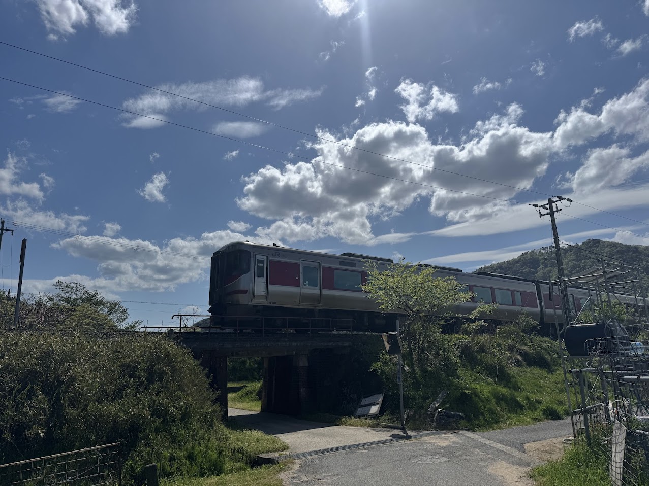 特急はまかぜと鉄道遺構の橋台