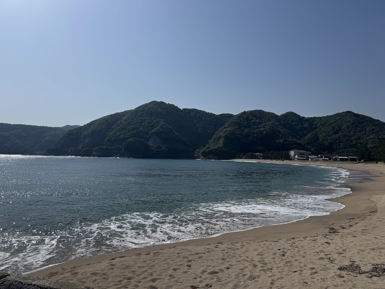 遊歩道もある、全長700m「佐津海水浴場」