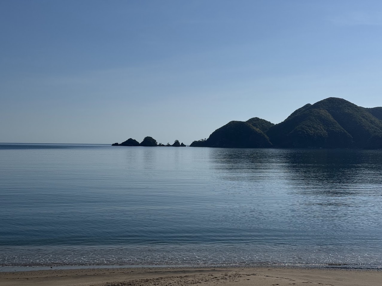 べた凪の佐津海水浴場（R8.5.7.AM撮影）