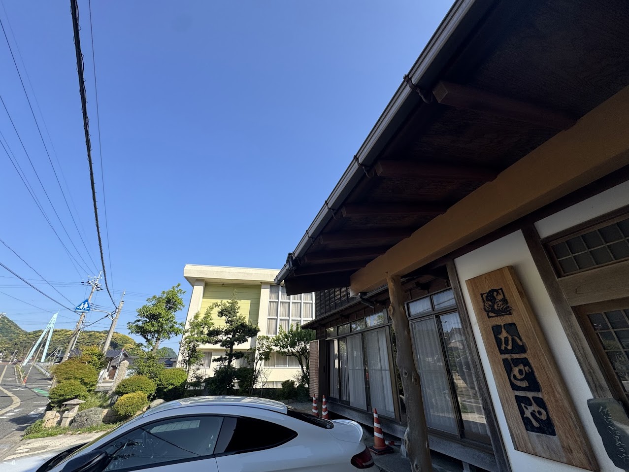かどや前にて。5月18日朝8時頃、快晴
