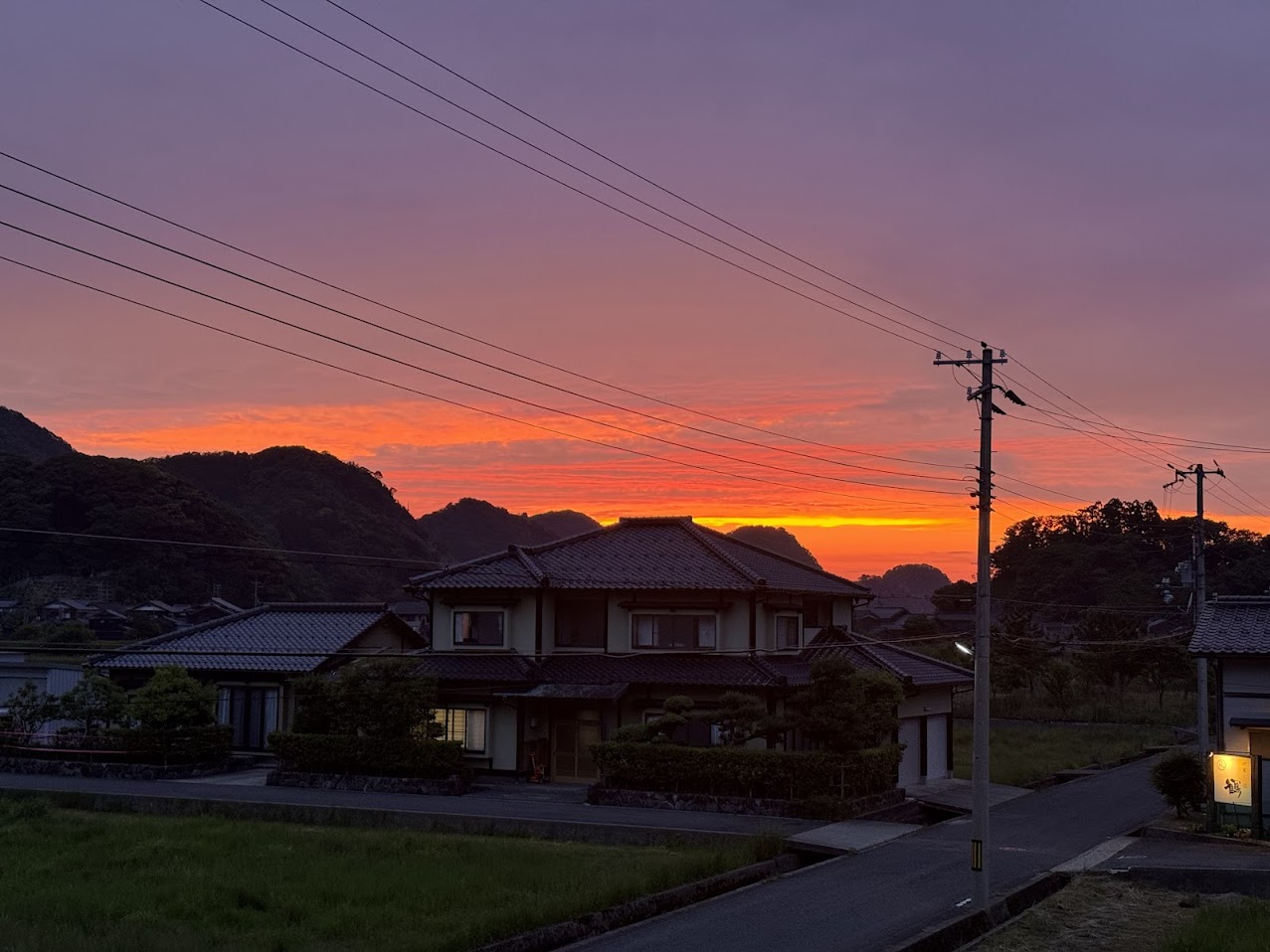 夕暮れ時の佐津集落（令和7年5月29日撮影）