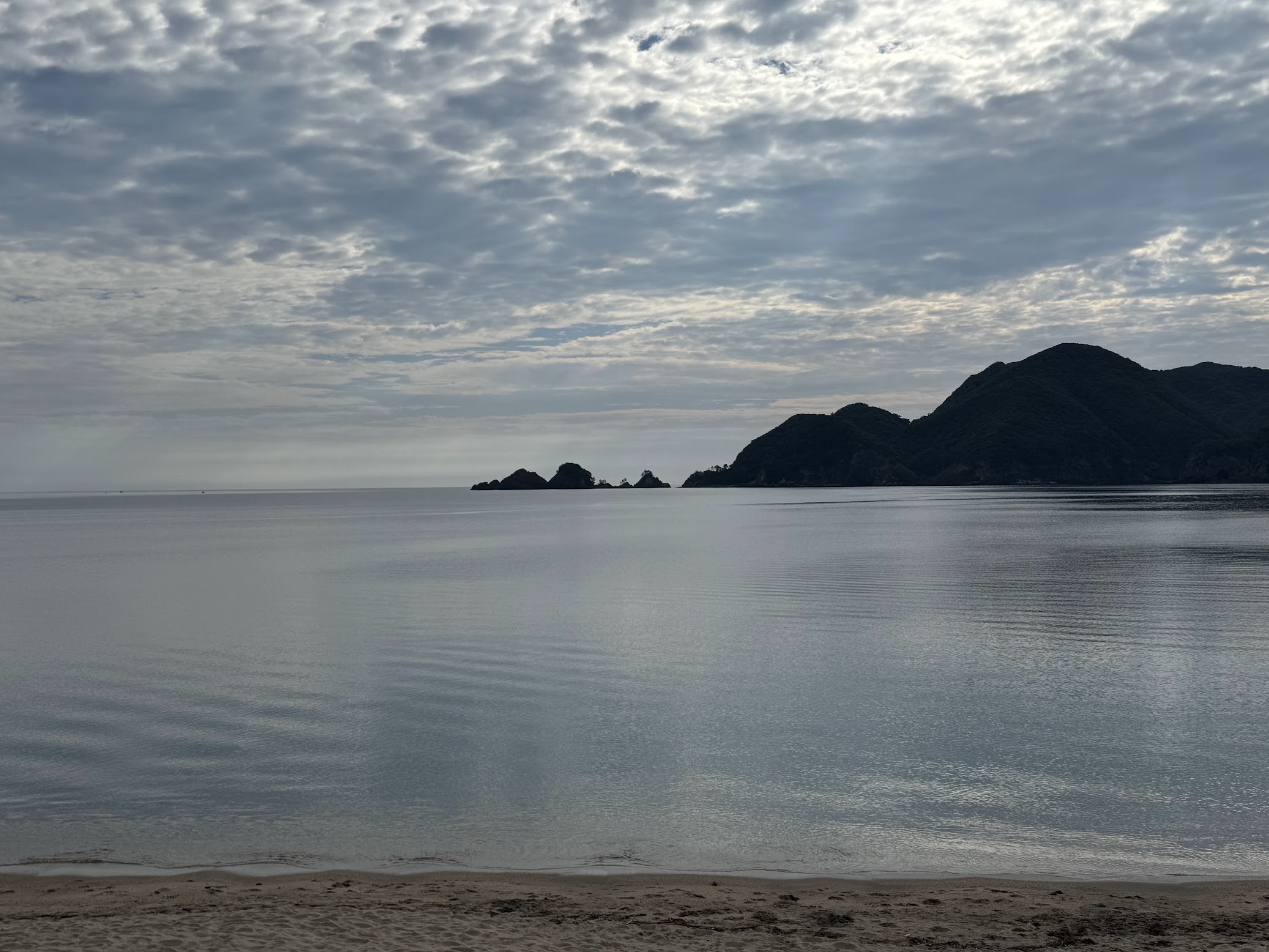 曇り空なれど、ベタ凪の海の日が多いのが6月