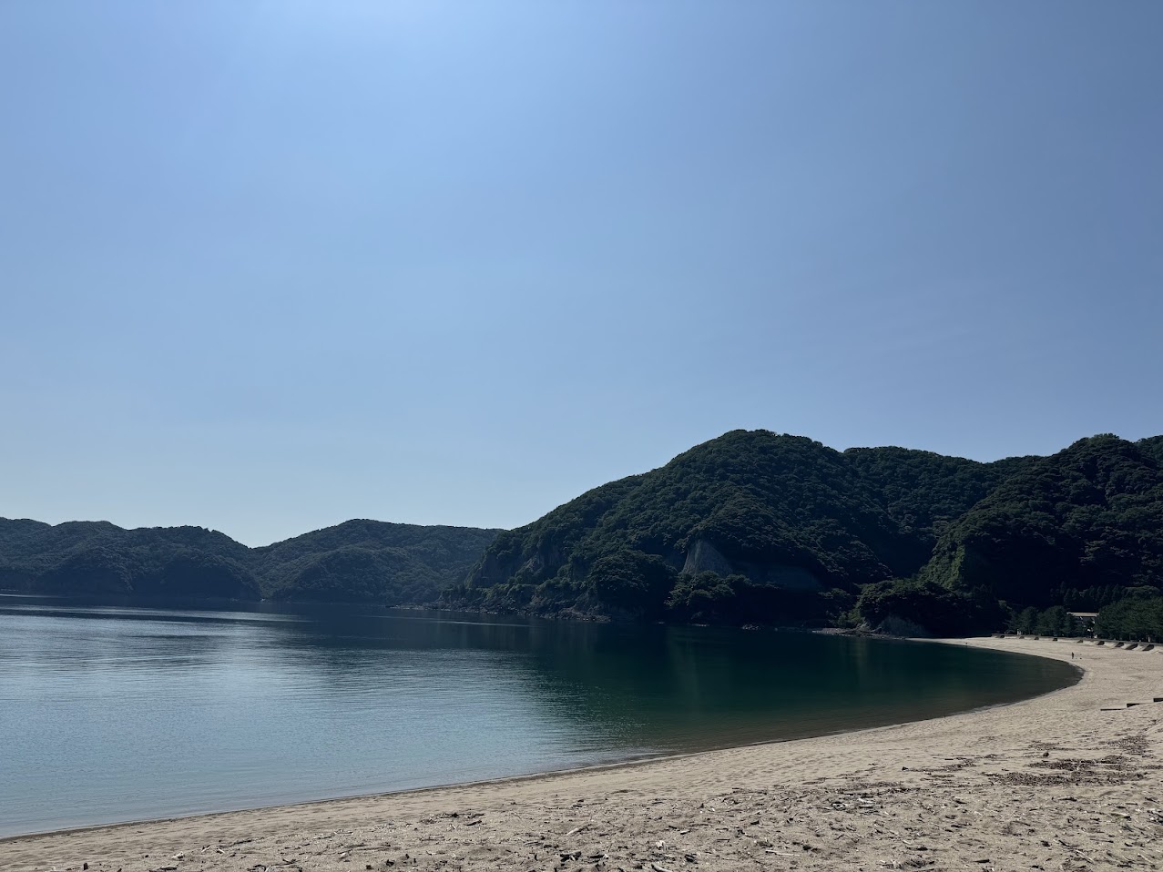 ベタ凪の佐津海水浴場