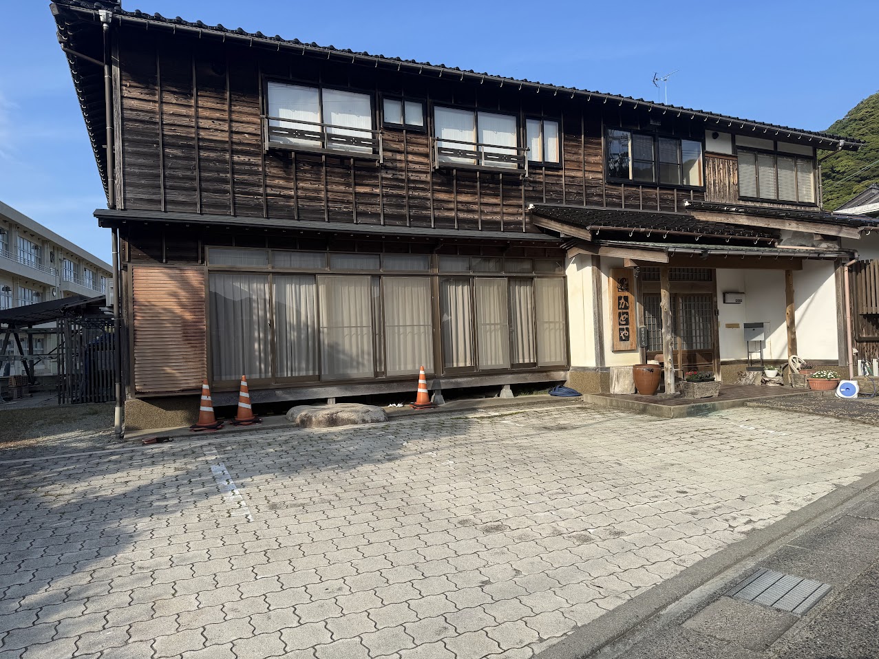 かどや玄関前の駐車場