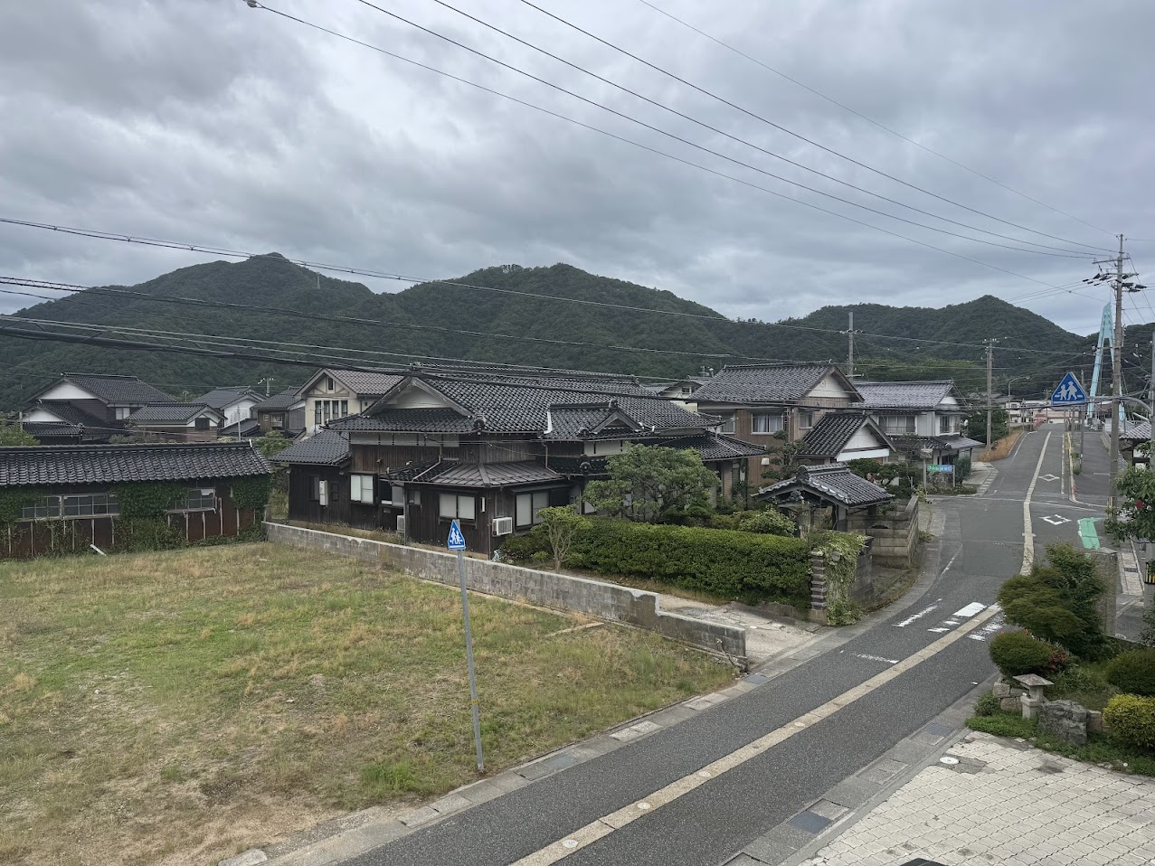 6月8日お昼頃、かどや2階より。曇り空なれど雨は降っておらず