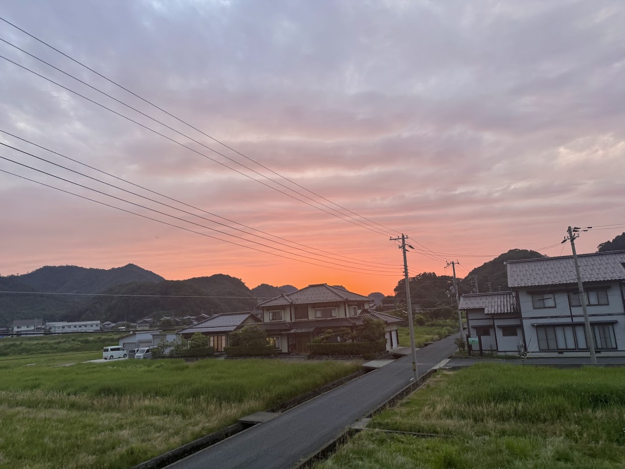 曇り空でもベタ凪の海と美しい夕焼けがこの時期の特徴(R8.6.14.夕方撮影)