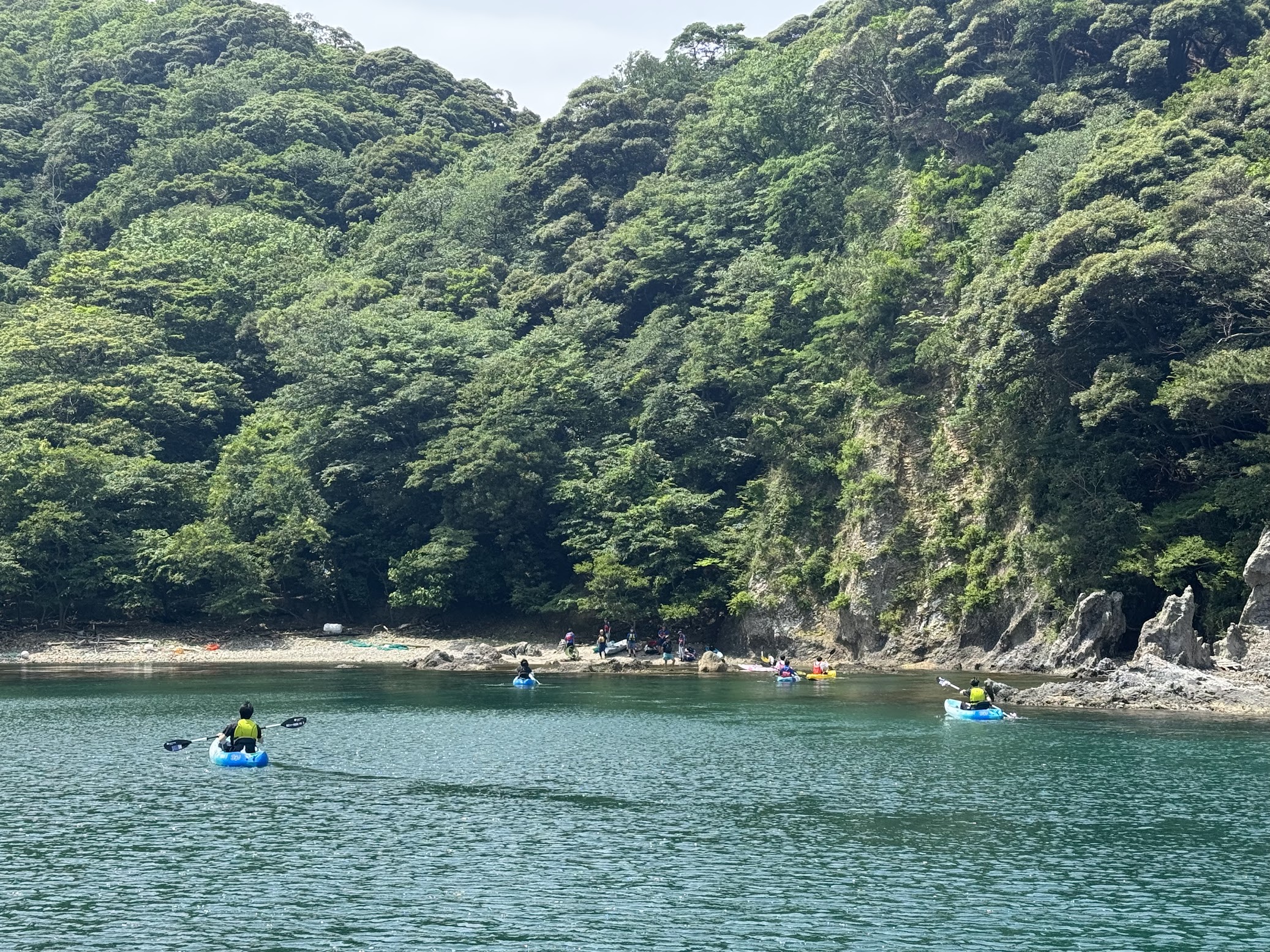 ゴミ拾い場所となる入江にカヌー班が到着