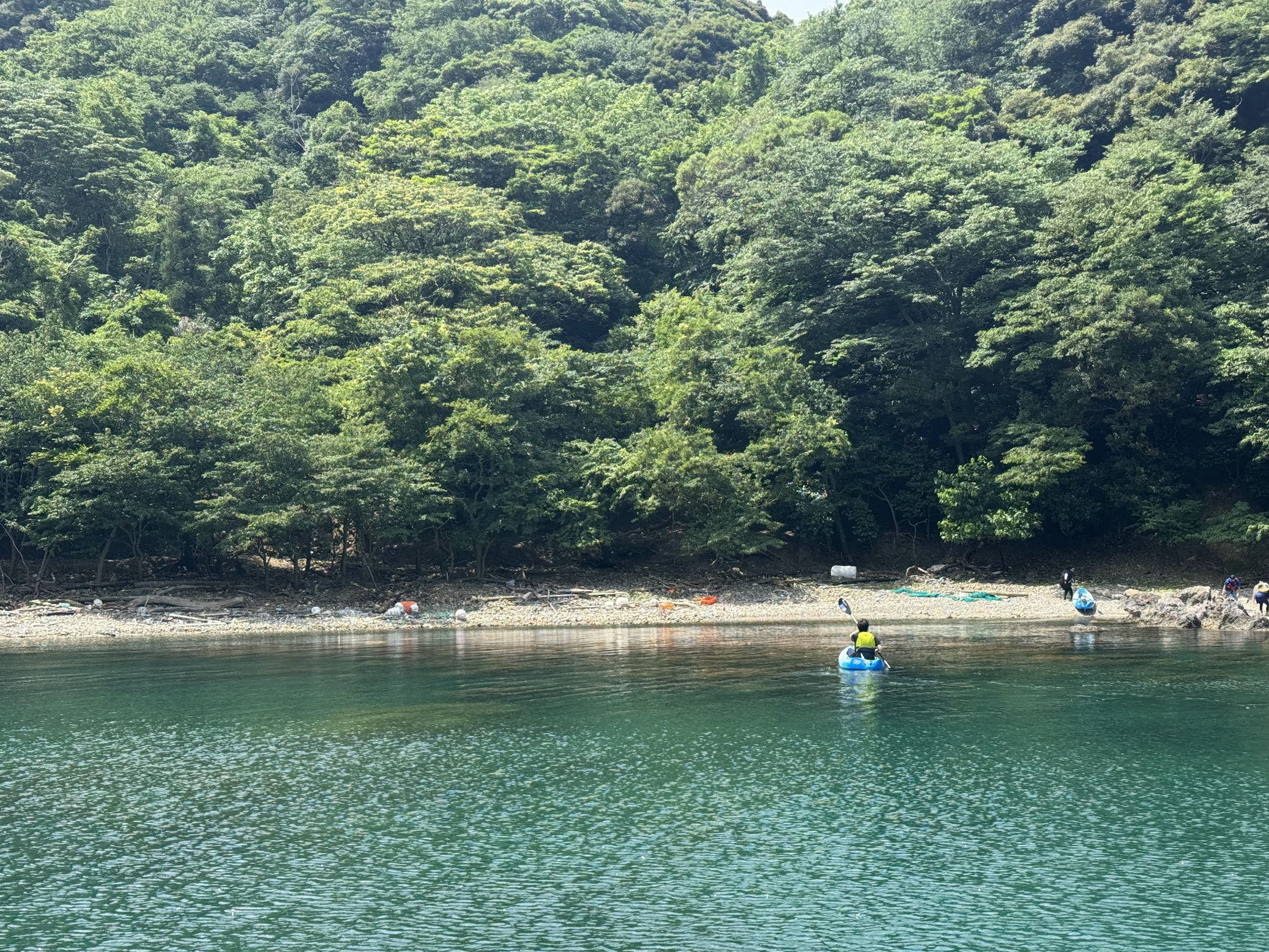ゴミ拾い前、たくさんのゴミが目につく入江