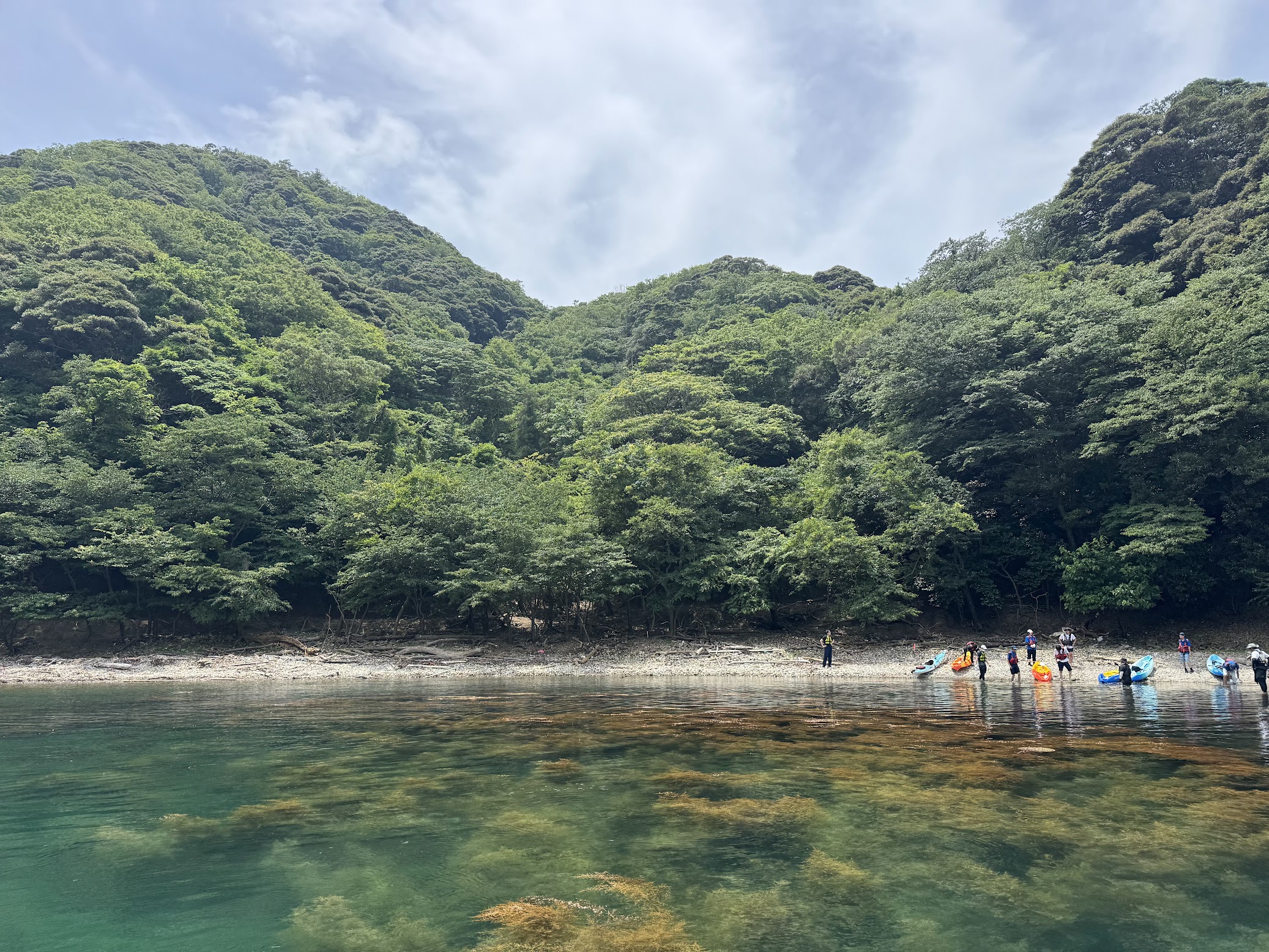 ゴミ拾い後、キレイになった入江