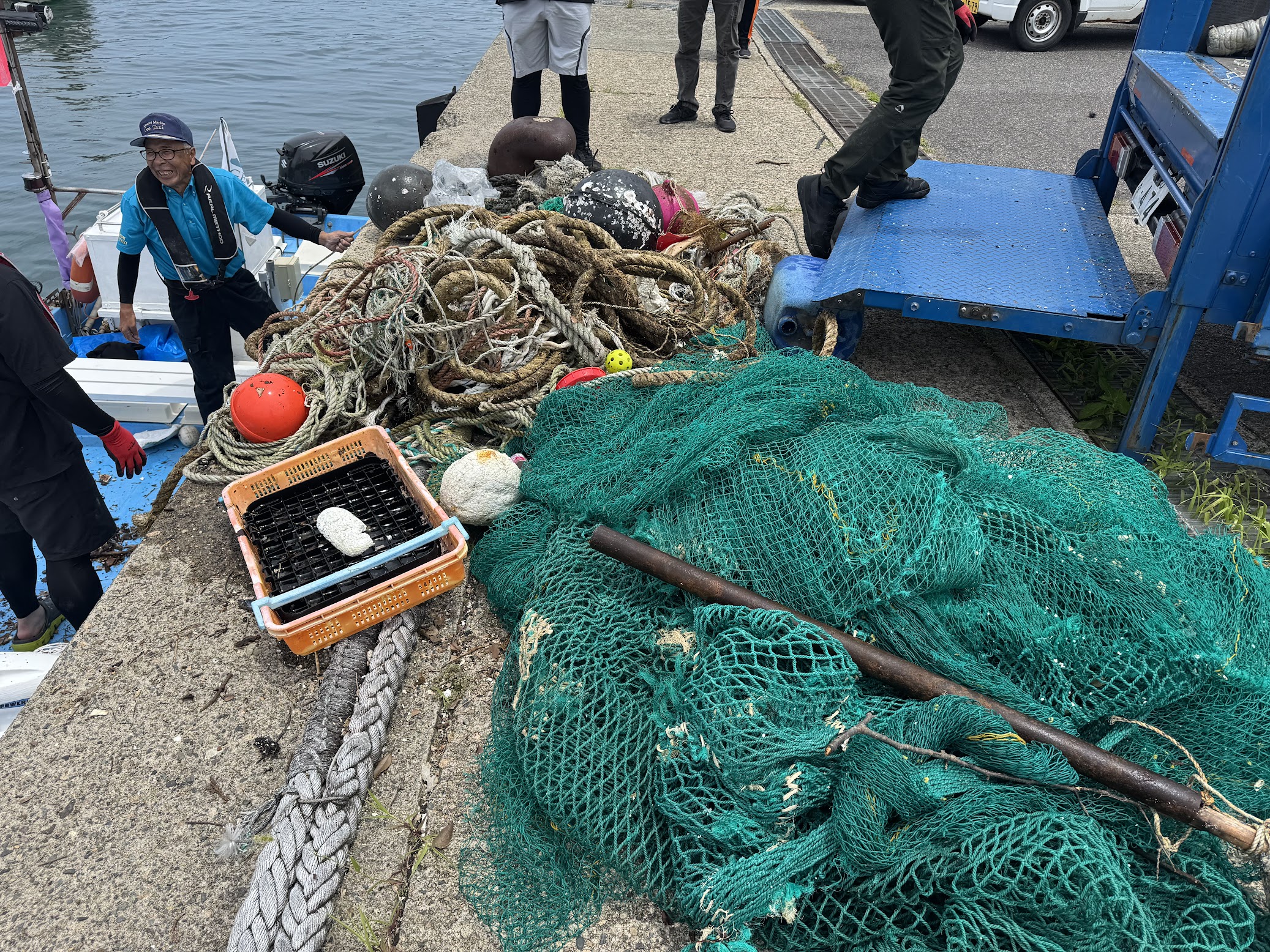 ゴミの多くが海外から流れ着いた漁網やブイでした