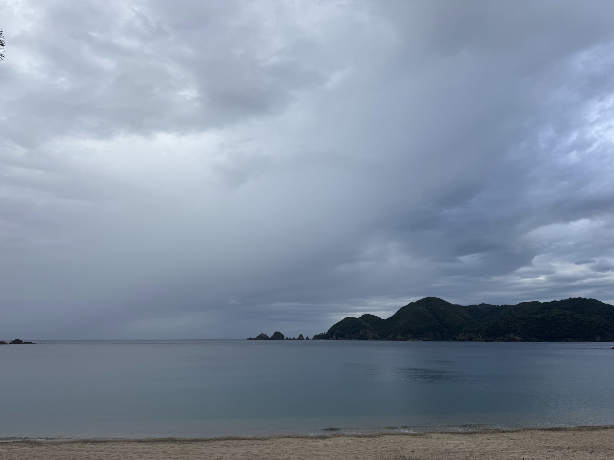 雨が降っていても、べた凪の佐津海水浴場(R8.6.20.夕方撮影)