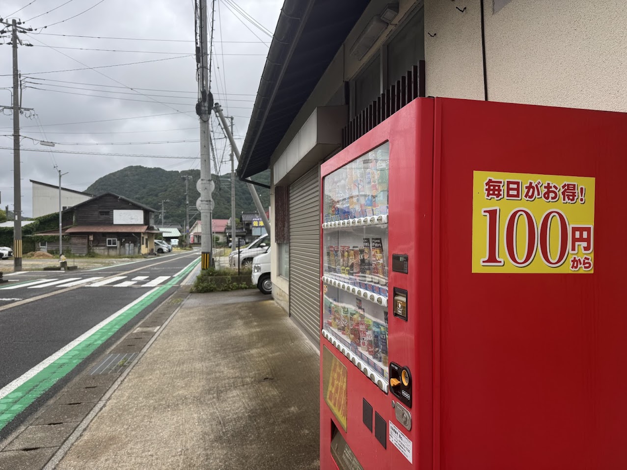 昔、佐津郵便局があったところに自販機があります（R8.6.現在）