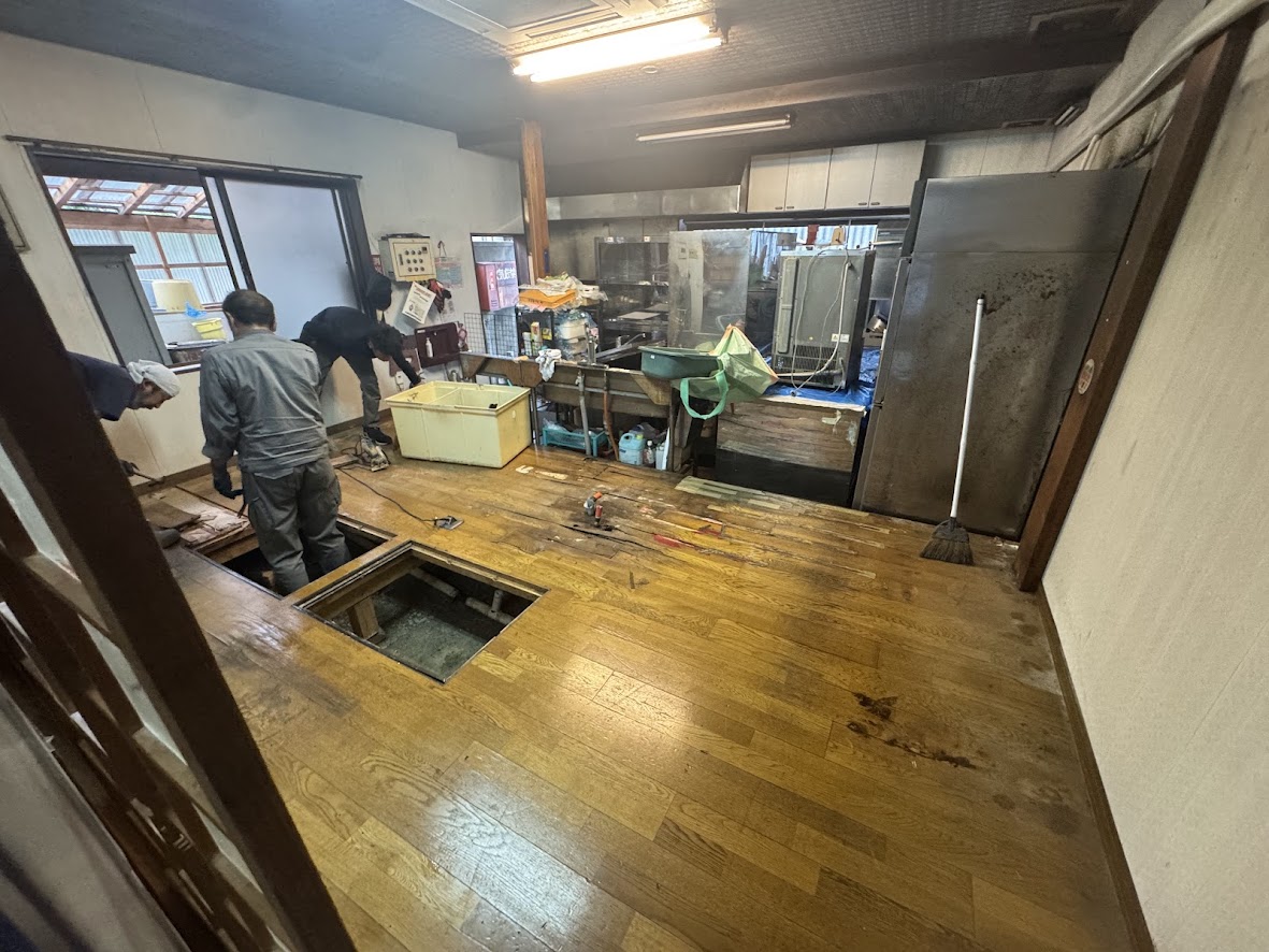 木目だった床板