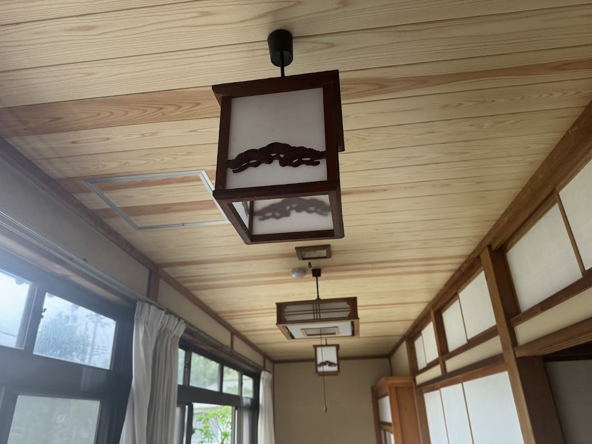 防火板に木目の板を貼って完成！