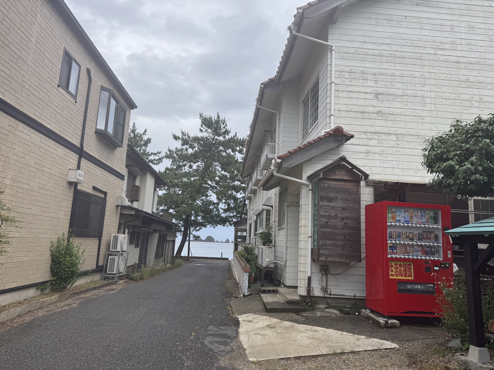 佐津海水浴場にある自販機（R8.7.現在）
