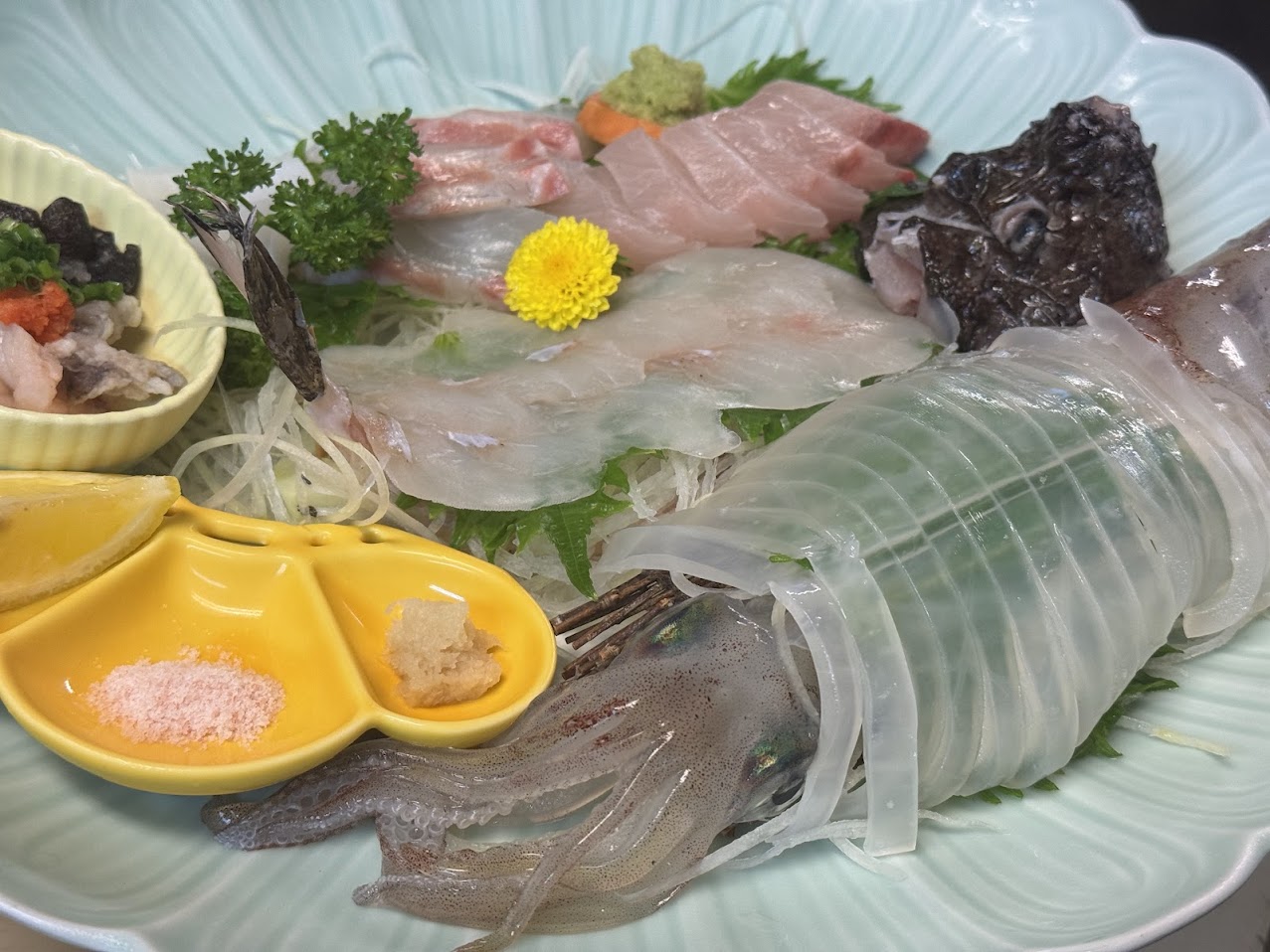 透き通る身が特徴の活イカと、当館目うぶつ活オコゼの姿造り
