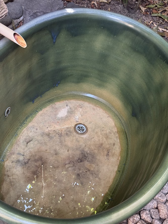 女湯露天風呂の循環（排水）口