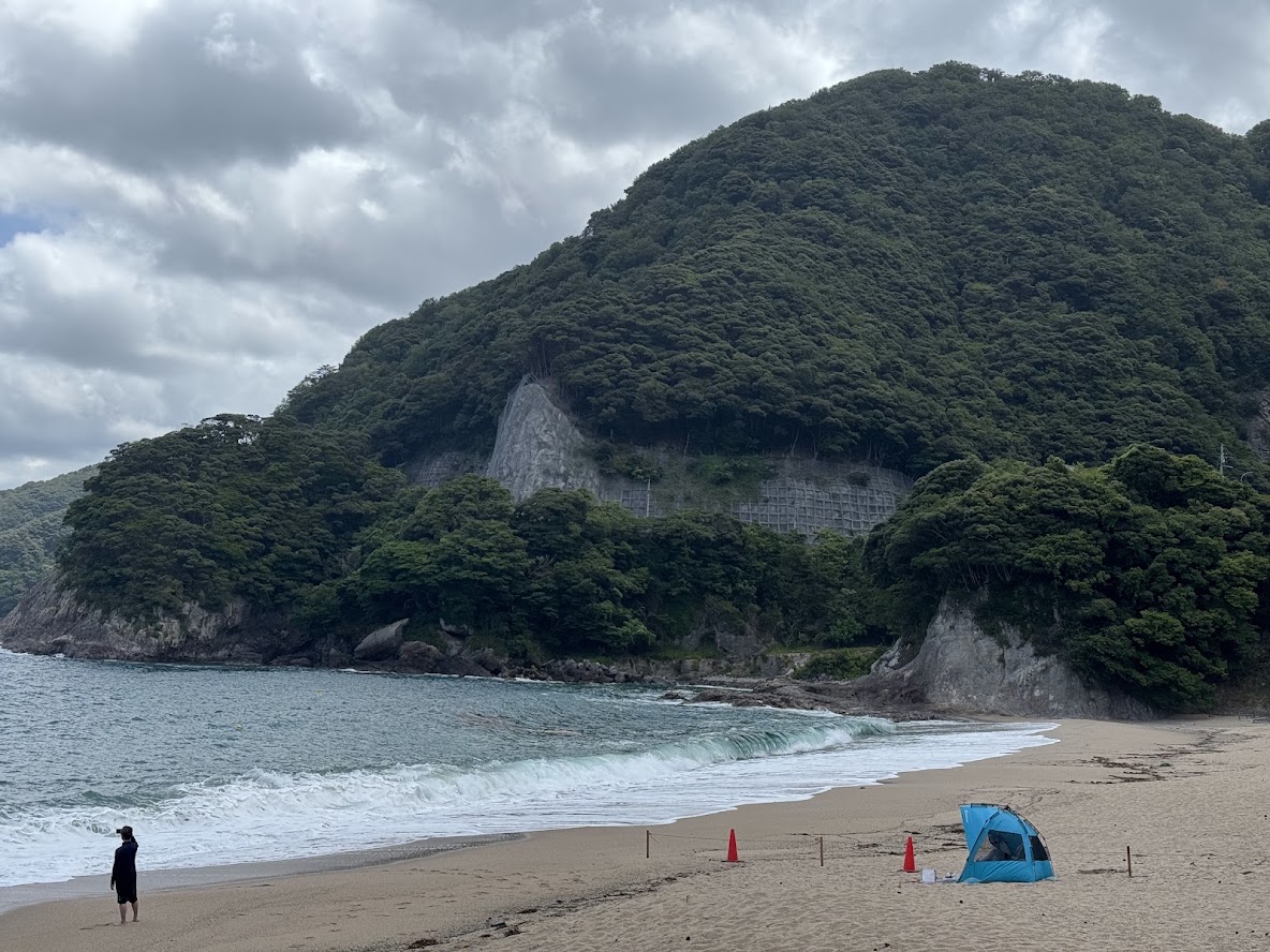 一部遊泳禁止の佐津海水浴場