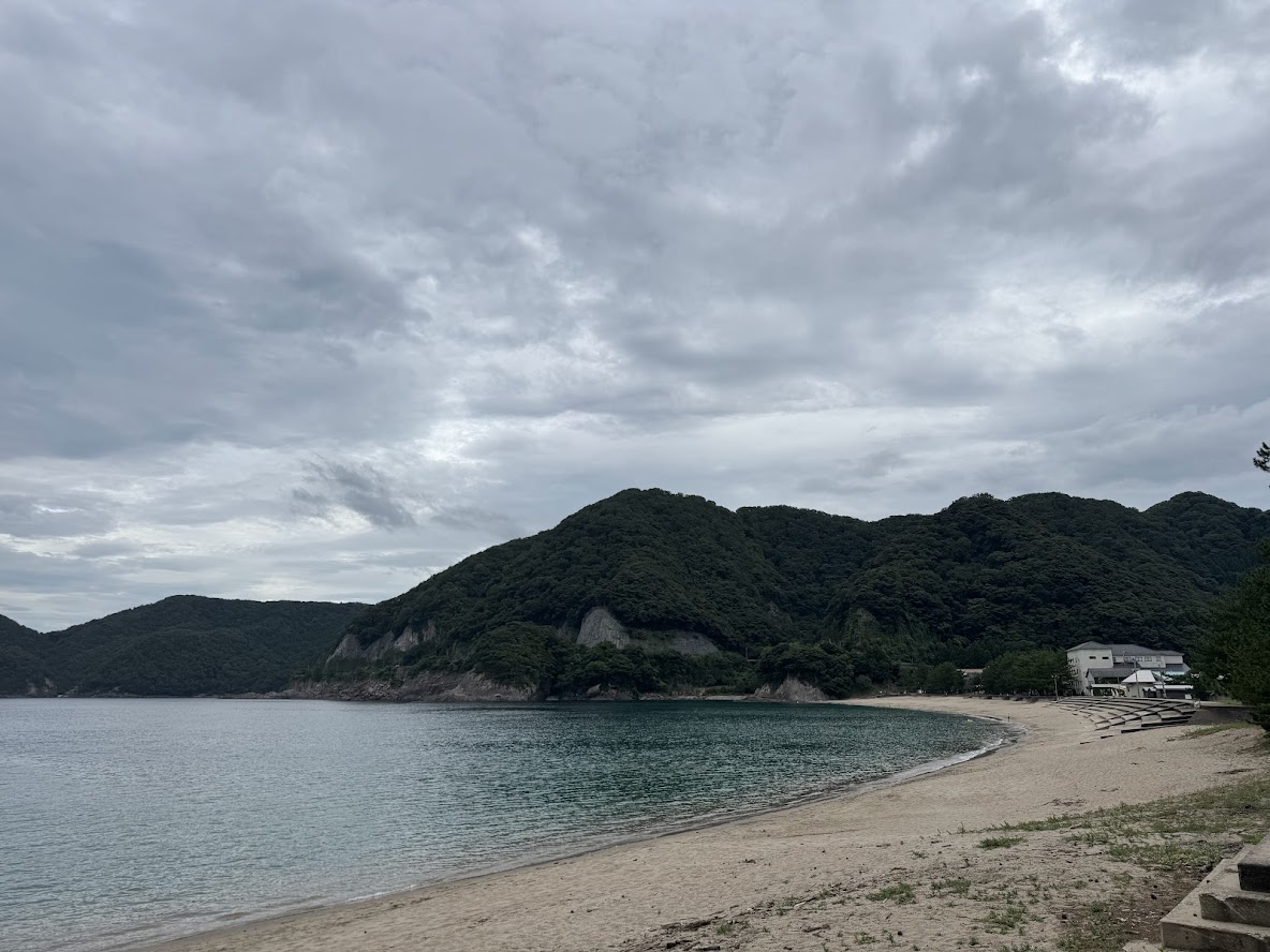 遊泳ブイと筏を撤収直後の佐津海水浴場(R8.8.16.)