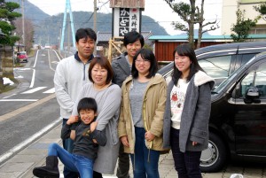 家族旅行で記念写真